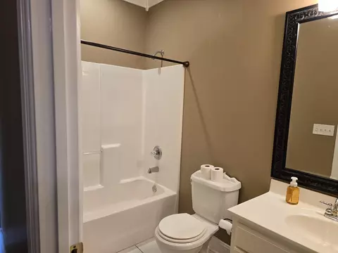 Bath - 709 Hackney Ct, Richmond, KY 40475 photo 6 of 6