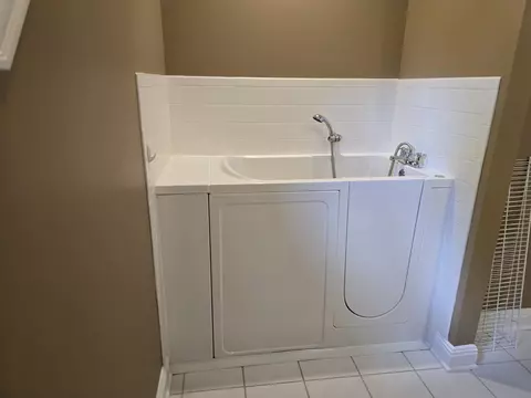 Bath - 709 Hackney Ct, Richmond, KY 40475 photo 4 of 6