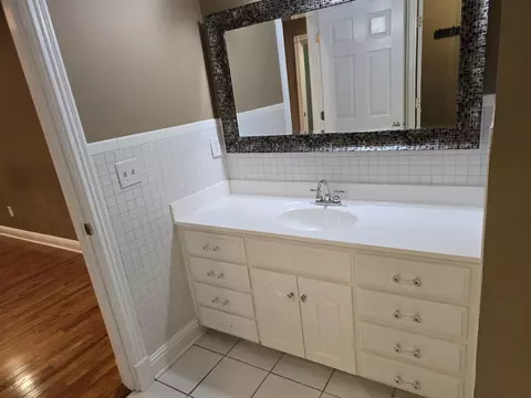 Bath - 709 Hackney Ct, Richmond, KY 40475 photo 2 of 6