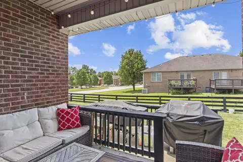 Exterior - 124 Bryants Trl, Berea, KY 40403 photo 6 of 10