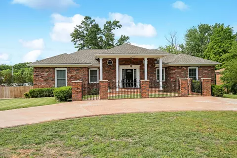 1511 Oxford Dr, Murray, KY 42071