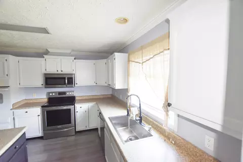 Kitchen - 40 Marigold Ln, Grayson, KY 41143 photo 2 of 2