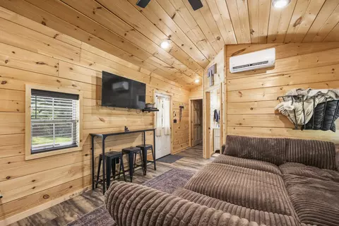 Living - 4 Lacy Ln, Campton, KY 41301 photo 2 of 3