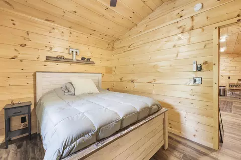 Bedroom - 4 Lacy Ln, Campton, KY 41301 photo 2 of 3