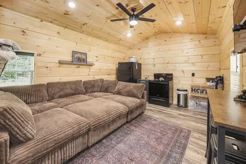 Living - 4 Lacy Ln, Campton, KY 41301 photo 1 of 3
