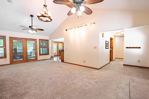 Living - 1091 Deepwood Dr, Murray, KY 42071 photo 2 of 6