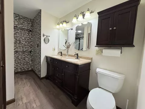 Bath - 1091 Deepwood Dr, Murray, KY 42071 photo 1 of 3