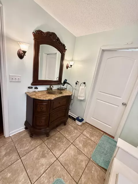 Bath - 575 N Sutton Ln, Mayfield, KY 42066 photo 3 of 5