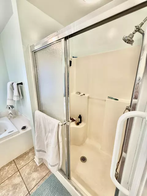 Bath - 575 N Sutton Ln, Mayfield, KY 42066 photo 2 of 5
