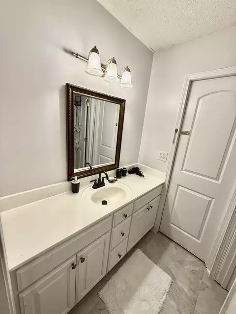Bath - 575 N Sutton Ln, Mayfield, KY 42066 photo 4 of 5