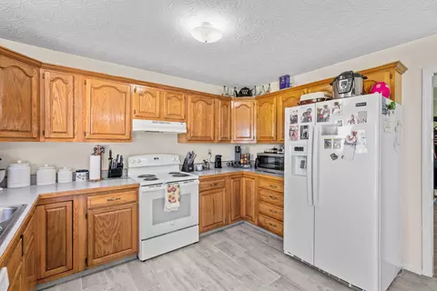 Kitchen - 143 Rolling Meadows Dr, Lancaster, KY 40444 photo 2 of 2