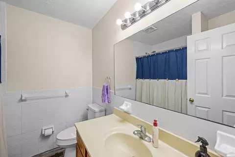 Bath - 143 Rolling Meadows Dr, Lancaster, KY 40444 photo 1 of 2