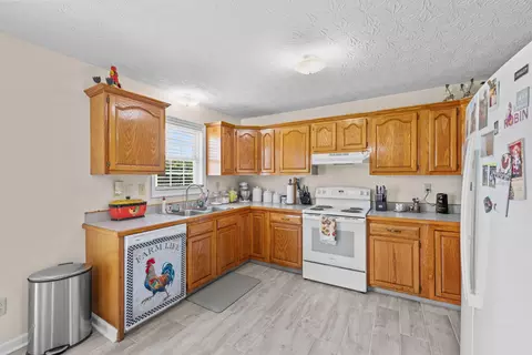 Kitchen - 143 Rolling Meadows Dr, Lancaster, KY 40444 photo 1 of 2