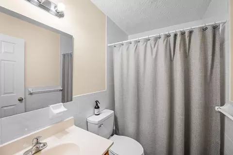 Bath - 143 Rolling Meadows Dr, Lancaster, KY 40444 photo 2 of 2