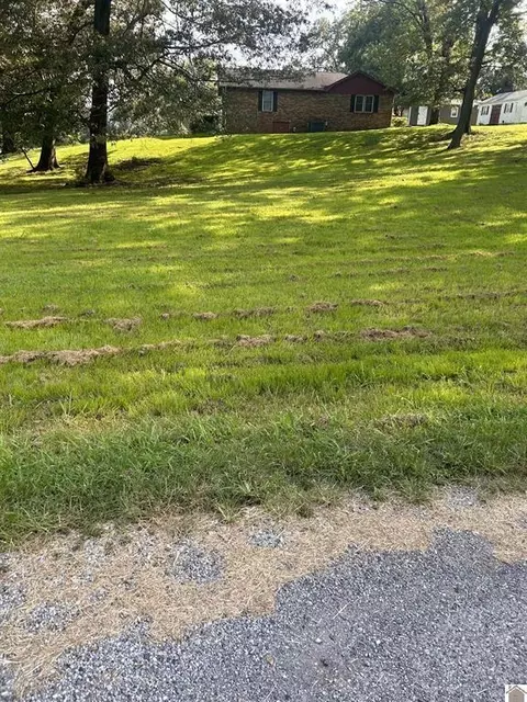 4055 Dogwood Ln, Paducah, KY 42003
