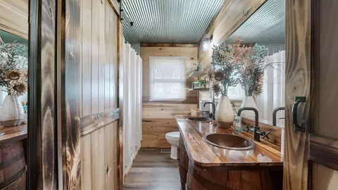 Bath - 500 Dairy Ln, Murray, KY 42071 photo 1 of 3