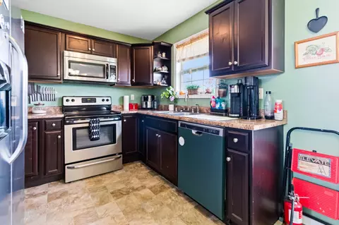 Kitchen - 552 Southfork Dr, Berea, KY 40403 photo 2 of 3