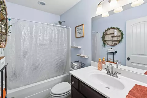 Bath - 552 Southfork Dr, Berea, KY 40403 photo 2 of 2