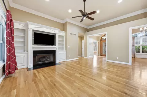 Living - 116 Kingston Dr, Georgetown, KY 40324 photo 6 of 8