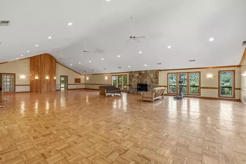 Living - 400 Clearfork Rd, Morehead, KY 40351 photo 2 of 5
