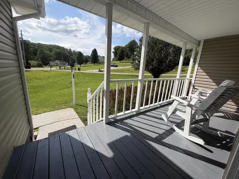 208 Macbennett Dr, Williamsburg, KY 40769 photo 2