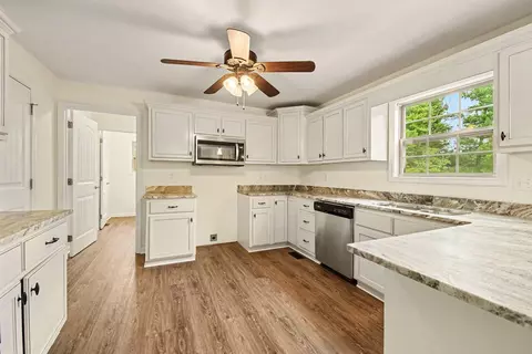 Kitchen - 106 Legacy Dr, Berea, KY 40403 photo 2 of 3