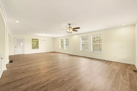 Living - 106 Legacy Dr, Berea, KY 40403 photo 2 of 4