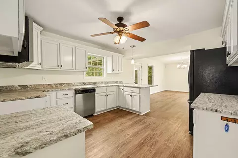 Kitchen - 106 Legacy Dr, Berea, KY 40403 photo 3 of 3