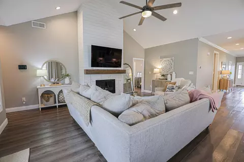 Living - 145 Falling Brook Dr, Paducah, KY 42003 photo 1 of 5