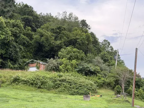 2 Black Powder Ln, Salyersville, KY 41465