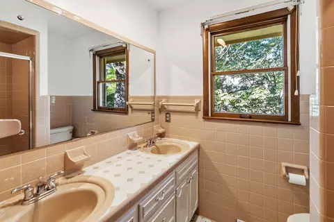 Bath - 903 W 7th St, Corbin, KY 40701 photo 1 of 3