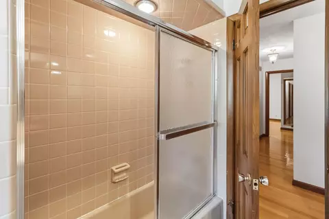 Bath - 903 W 7th St, Corbin, KY 40701 photo 2 of 3