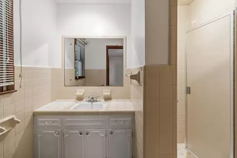 Bath - 903 W 7th St, Corbin, KY 40701 photo 3 of 3