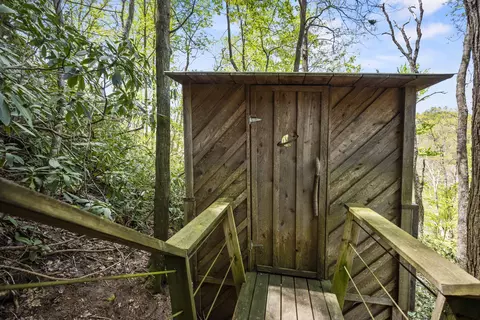 Bath - 100 Laurel Ln, Stanton, KY 40380 photo 1 of 2