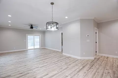 Living - 809 Violet Ct, Paducah, KY 42001 photo 3 of 6