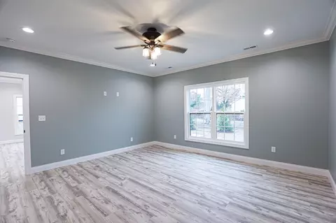 Living - 809 Violet Ct, Paducah, KY 42001 photo 6 of 6