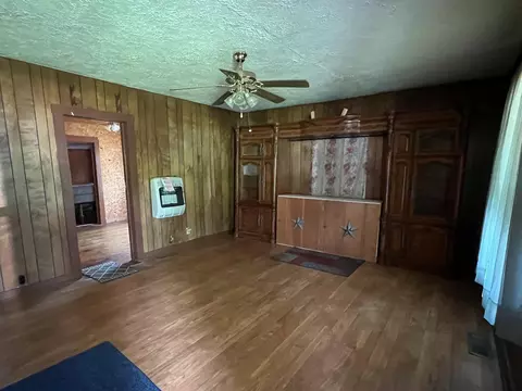 Living - 719 W Gordon St, Corbin, KY 40701 photo 1 of 1