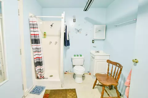 Bath - 1119 Rowlett Trl, Murray, KY 42071 photo 1 of 3