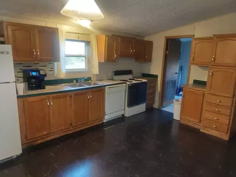 Kitchen - 305 Gray Hawk Community Park Rd, Mckee, KY 40447 photo 2 of 3