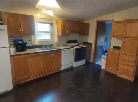 Kitchen - 305 Gray Hawk Community Park Rd, Mckee, KY 40447 photo 3 of 3