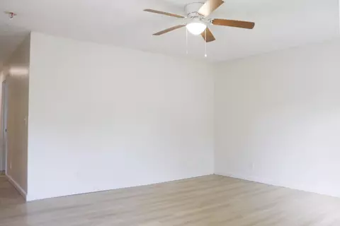 Living - 311 Willow St, Mayfield, KY 42066 photo 2 of 2