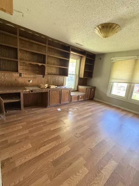 Living - 203 Gilbert St, Hazel, KY 42049 photo 2 of 3