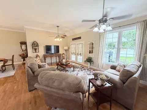 Living - 175 Manchester Ln, Brodhead, KY 40409 photo 3 of 3