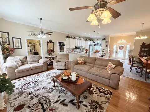 Living - 175 Manchester Ln, Brodhead, KY 40409 photo 2 of 3