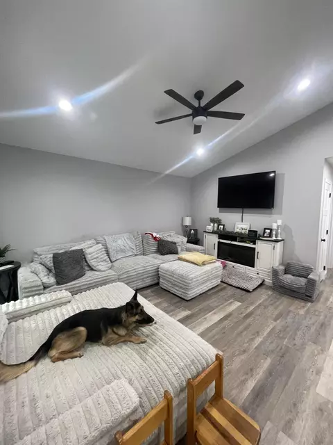 Living - 602 W 6th St, Corbin, KY 40701 photo 2 of 2