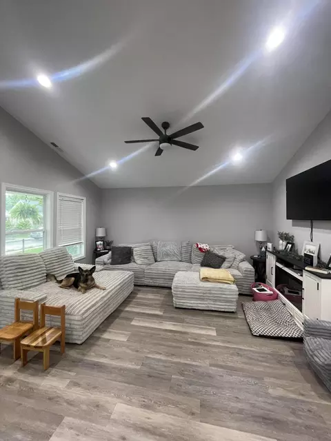 Living - 602 W 6th St, Corbin, KY 40701 photo 1 of 2