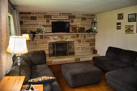 Living - 1321 Ky-80, Windsor, KY 42565 photo 2 of 2