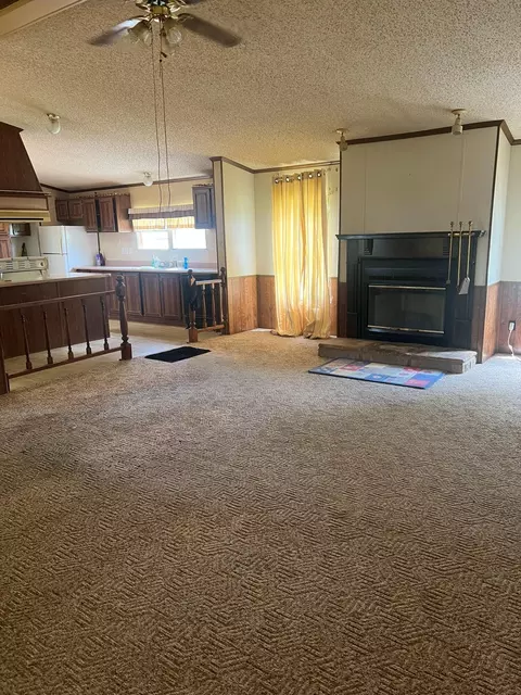 Living - 298 S Combs Ave, Corbin, KY 40701 photo 2 of 4