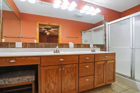 Bath - 1386 Boatwright Trl, Murray, KY 42071 photo 1 of 5