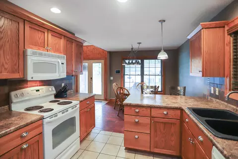 Kitchen - 1386 Boatwright Trl, Murray, KY 42071 photo 2 of 2